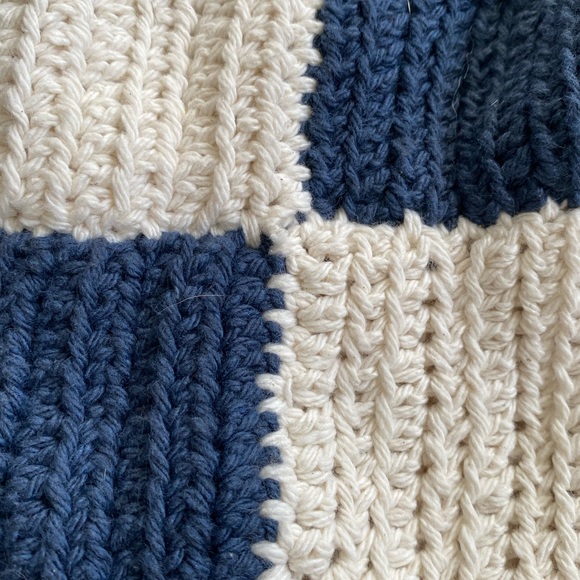 Handmade blue and white checkered knit tote bag - Picture 3 of 7